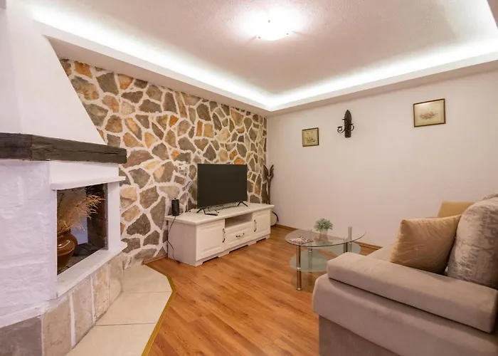 Amazing Home In Makarska With Wifi